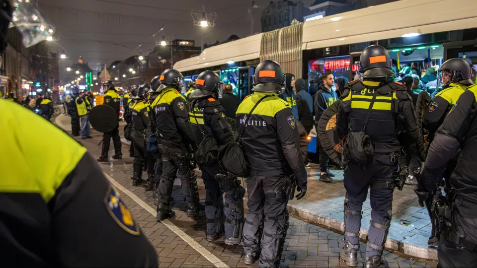 Polícia neerlandesa investiga 45 suspeitos de violência em Amesterdão