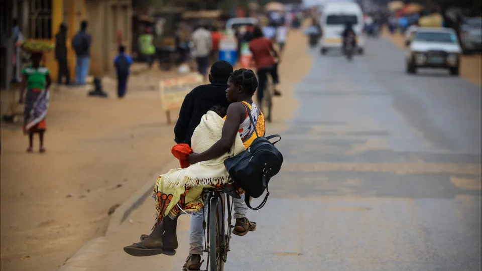 Jovens trabalham para sobreviver nos armazéns da antiga fábrica Textáfrica no Chimoio