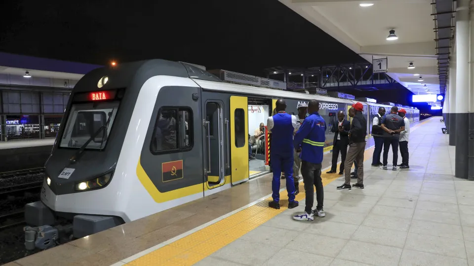 Um passageiro viajou hoje num comboio expresso até voo inaugural do novo aeroporto