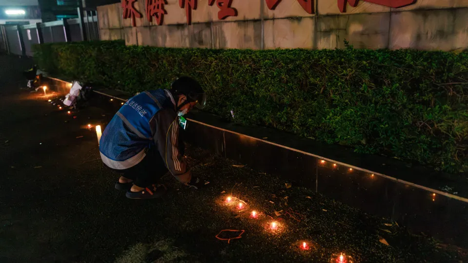 Veículo atropela várias pessoas em frente a escola primária na China