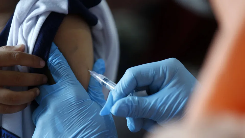 Diphtheria vaccination for school children in Banda Aceh