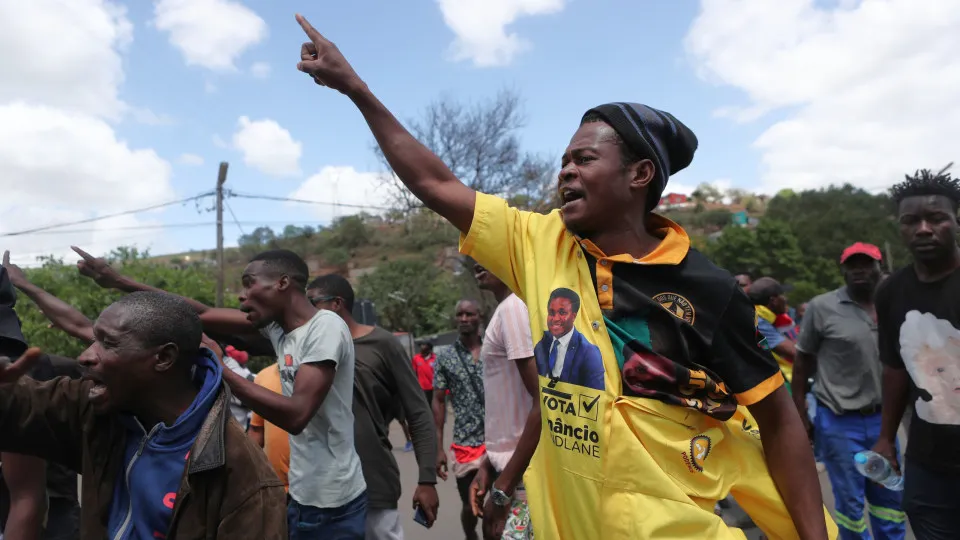 Manifestantes moçambicanos cortam acesso à fronteira com a África do Sul