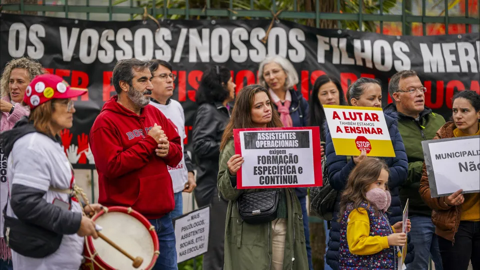 Ministro diz que 6% das escolas encerraram com greve convocada pelo Stop