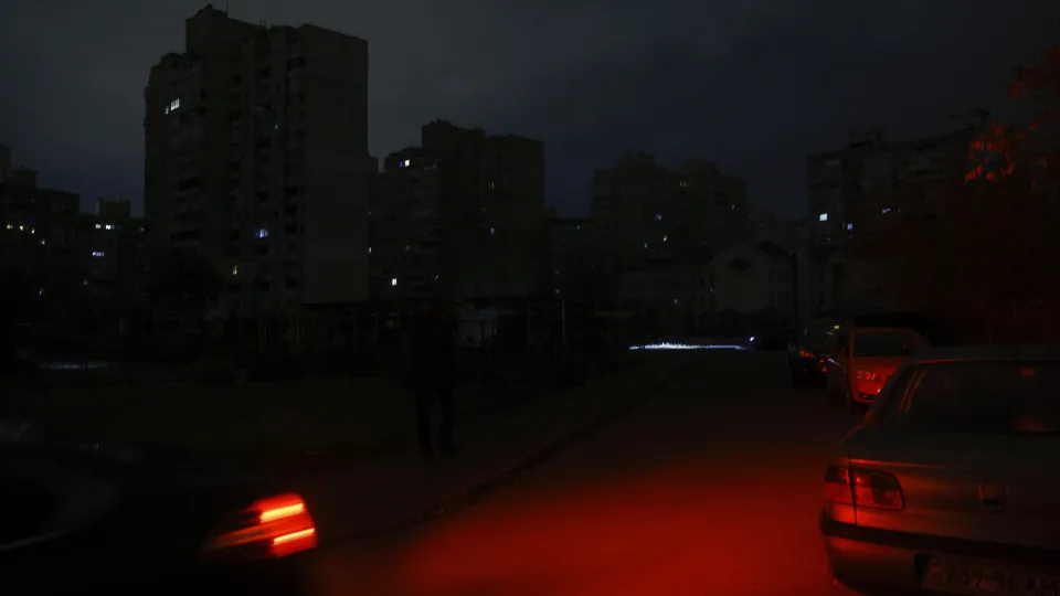 Moscovo ataca instalações elétricas e Kyiv aponta para petrolíferas