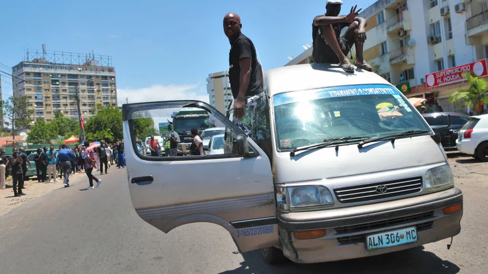 Venâncio Mondlane pede carros abandonados nas ruas de Moçambique