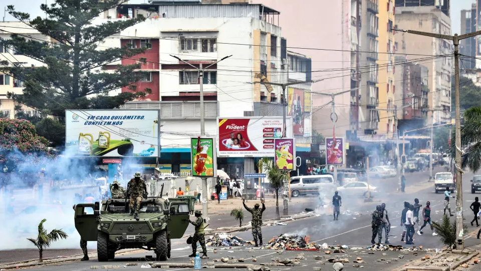 Polícia dispersa manifestantes em Maputo com gás lacrimogéneo