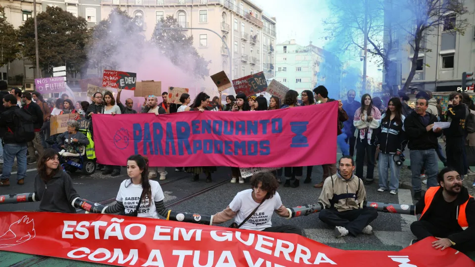 Lisboa. Cerca de 150 pessoas manifestam-se contra combustíveis fósseis