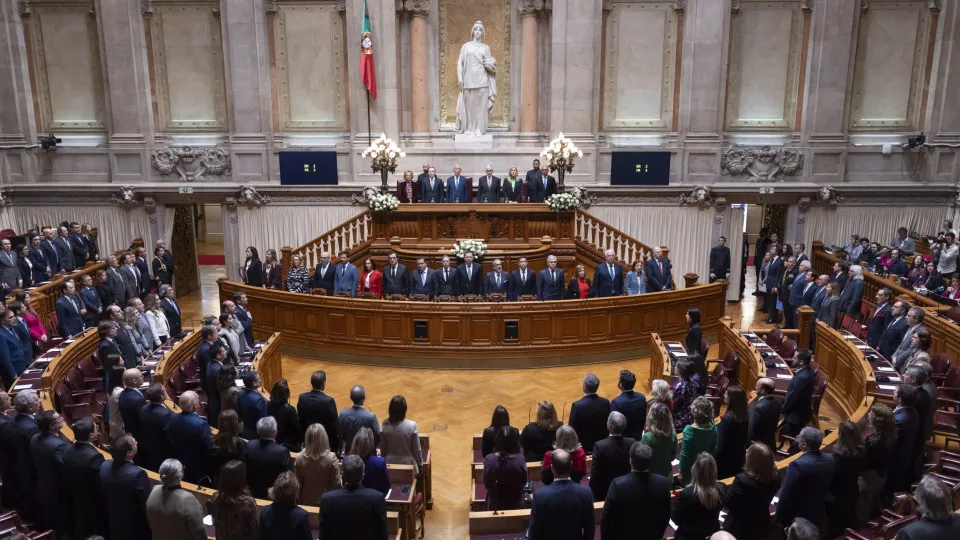 AO MINUTO: "Preciso combater radicalismos"; Alguns deputados saem da AR