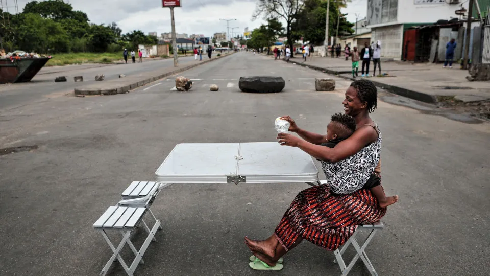 Barricadas tomam conta de ruas de Maputo ocupadas por manifestantes