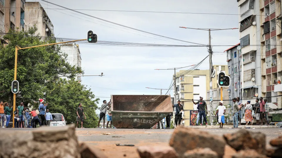 Moçambique/Eleições: Barricadas tomam conta de ruas desertas de Maputo ocupadas por manifestantes