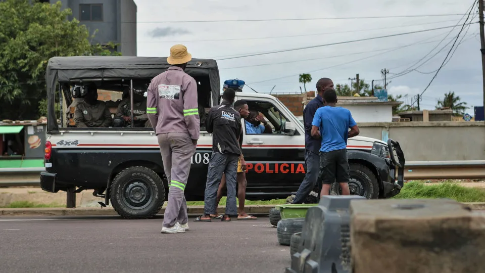 Em Maputo, andar a pé é a solução quando até o carro da polícia recua