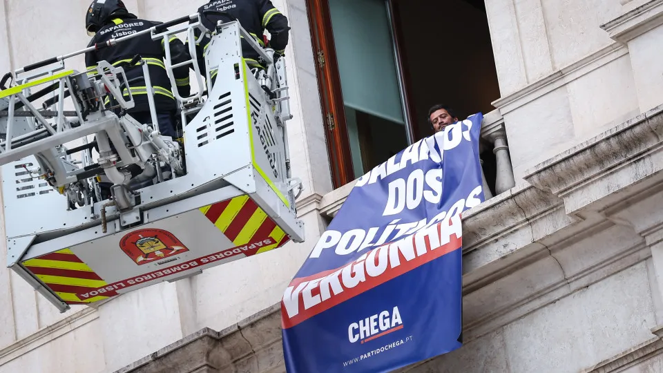 Chega retira pendões da fachada da AR após chegada de Bombeiros Sapadores