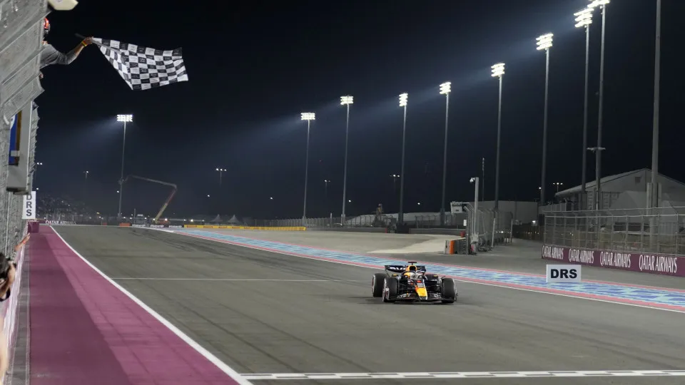 GP Qatar. Verstappen vence e castigo a Norris adia título de construtores