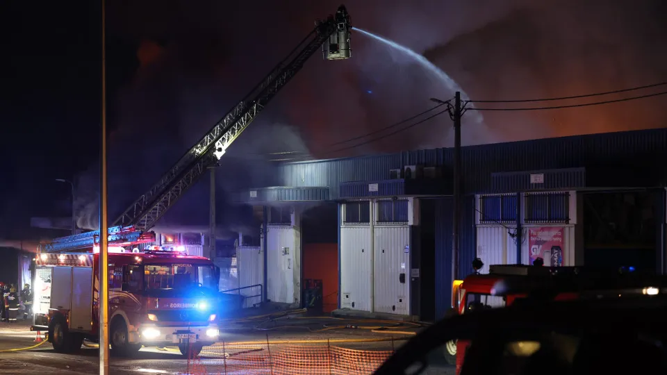 Coimbra: Fogo em armazéns ativo há 9h. Mais de 150 operacionais no local