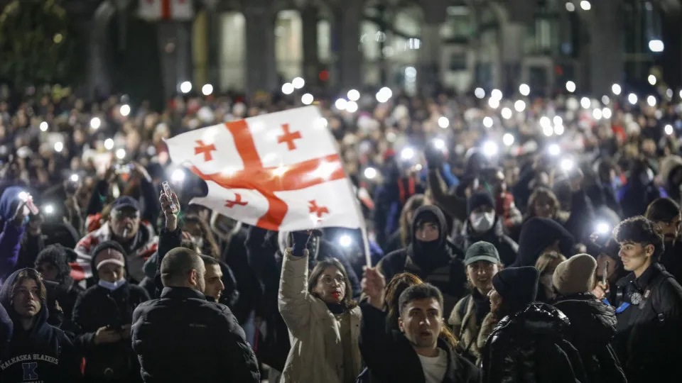 Prosseguem protestos na Geórgia com detenções e 150 polícias feridos