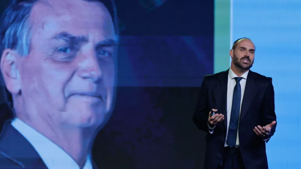 Filho de Bolsonaro acredita em novas sanções dos EUA caso pai seja condenado