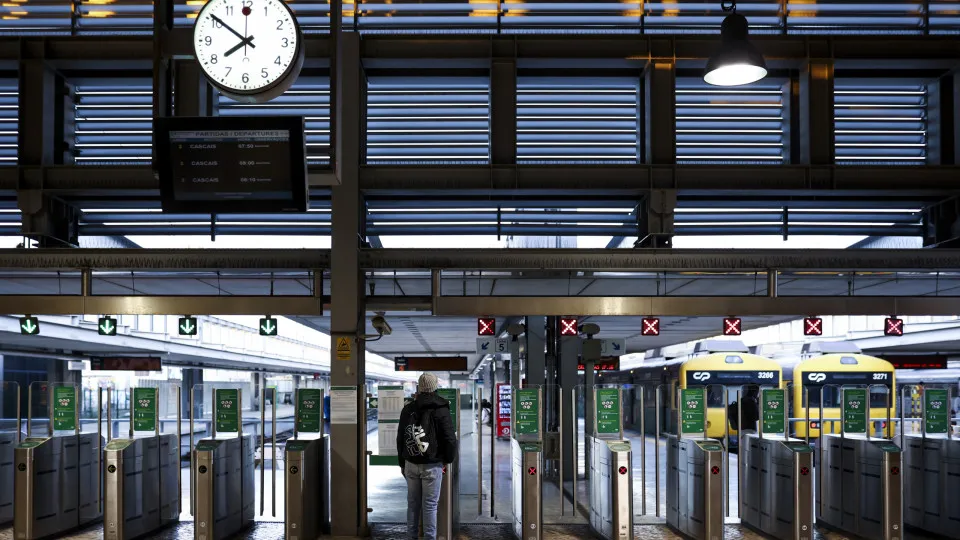 Circulação ferroviária interrompida a partir das 22h entre o Cais e Algés