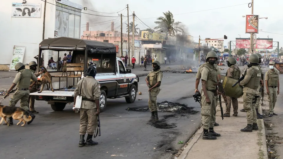 Polícia usa gás e tiros para dispersar manifestantes em Maputo