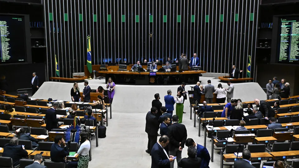 Avança no parlamento do Brasil projeto de amnistia aos condenados por golpe