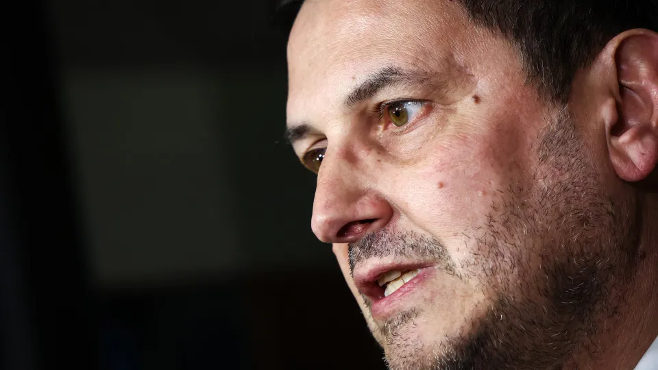 Montenegro "tem de decidir se quer continuar a ser primeiro-ministro"