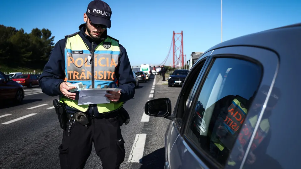 PSP detém duas pessoas que conduziam sem carta na Ponte 25 de Abril