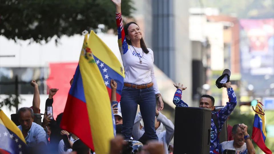 Venezuelan opposition members protest in Caracas ahead of presidential inauguration