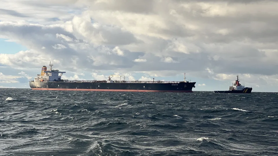 Alemanha tenta evitar derrame de petroleiro "sombra" russo à deriva no Báltico