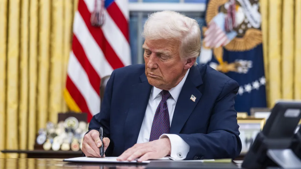 Novo presidente dos Estados Unidos perdoa 1.500 atacantes do Capitólio