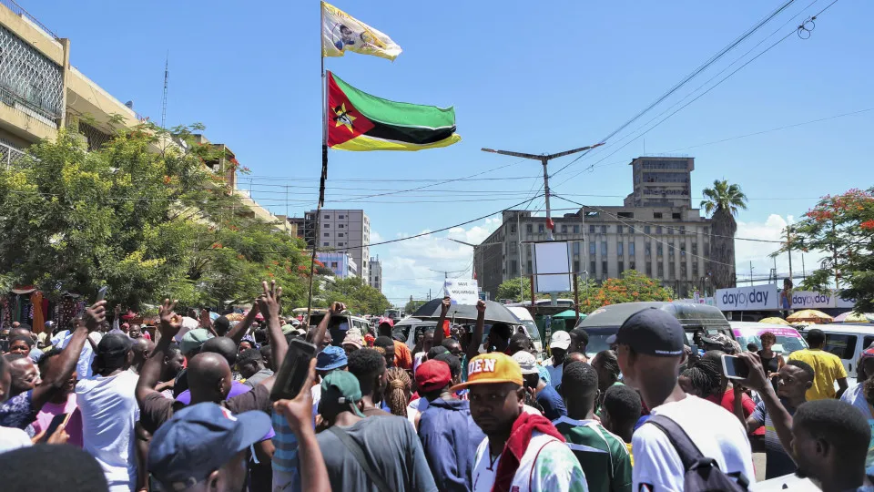 População voltou hoje a entoar hino de Moçambique nas ruas de Maputo