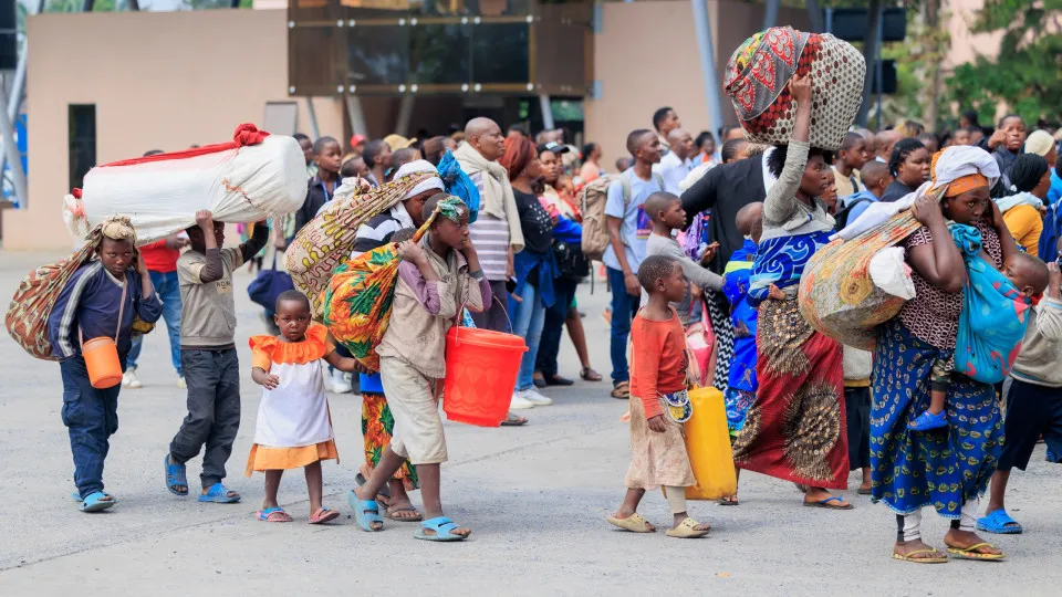 Refugees from the Democratic Republic of Congo cross into Rwanda