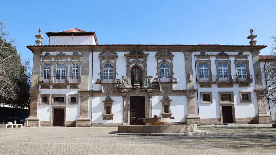 Governo assume financiamento do metrobus de Guimarães a Braga