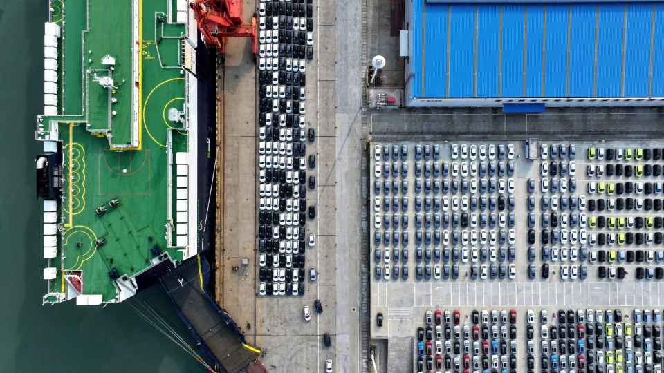 China's output, export of passenger cars soars
