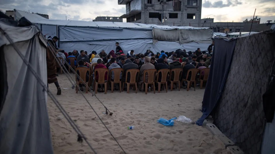 Palestinians in Khan Younis gather to break fast on Ramadan's fourth day