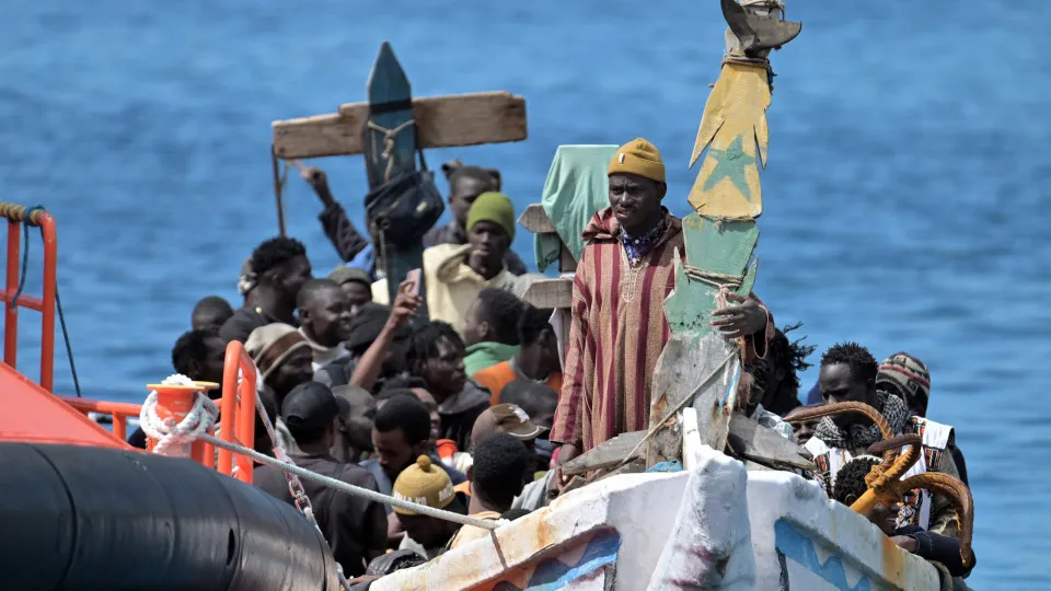 Resgatadas mais duas embarcações com 142 migrantes junto às Canárias