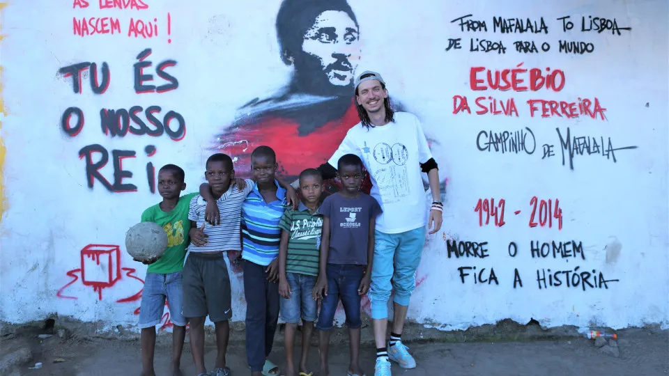 Sonho de pintar Eusébio na Mafalala levou francês de Paris a Maputo