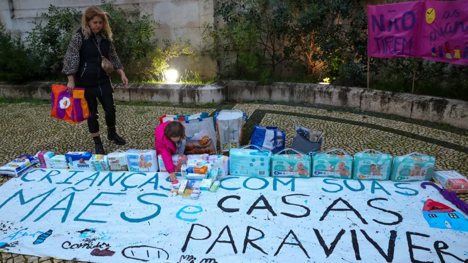 Vigília exige solução para mãe em risco de perder filhos por falta de casa