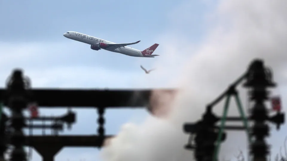 Flights resume at Heathrow Airport following power outage