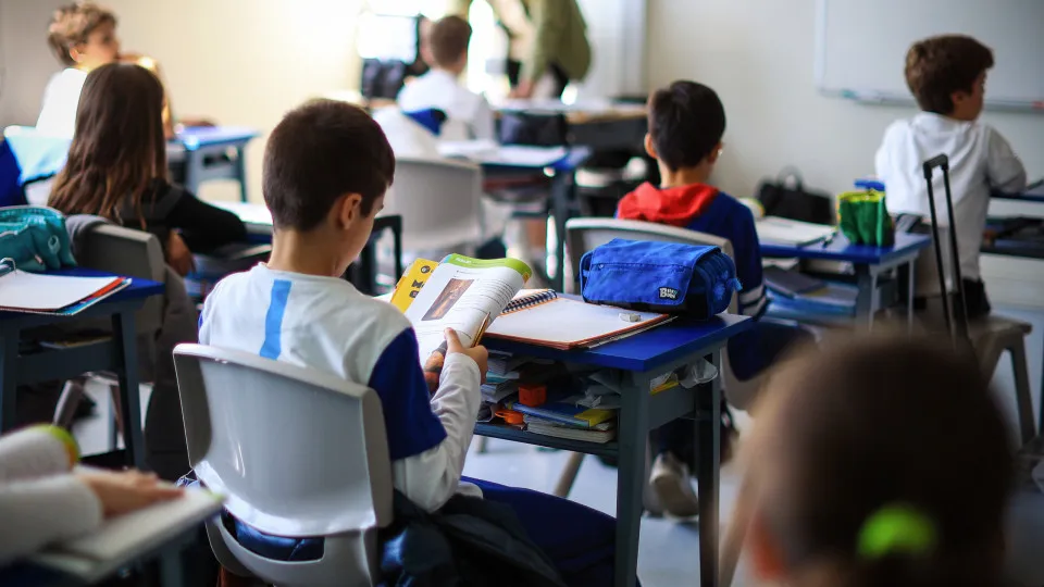 Fenprof alerta: 4.000 alunos da primária podem iniciar aulas sem professo