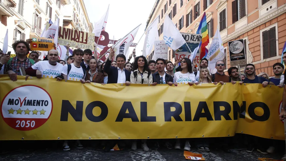 Milhares marcham em Roma contra a "loucura" do rearmamento europeu