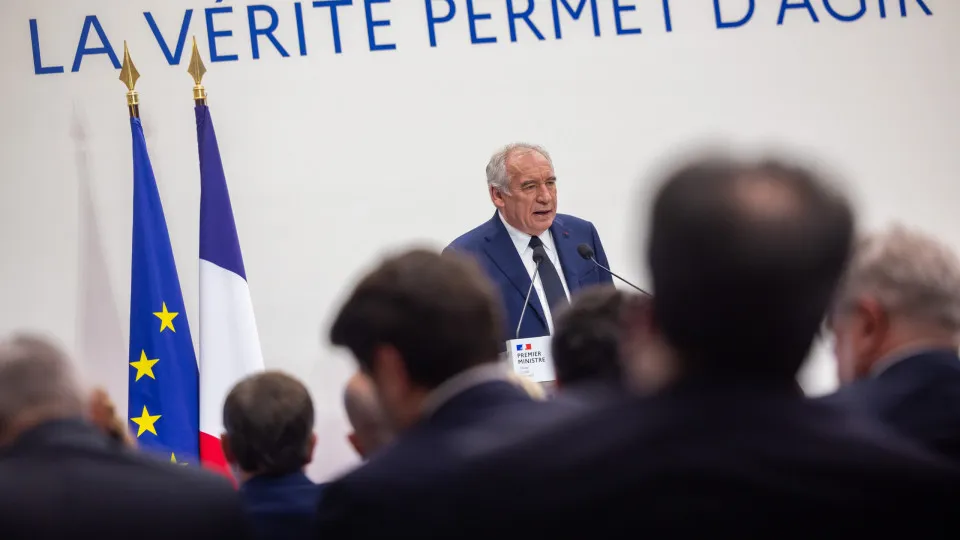 PM francês alerta para situação económica e anuncia plano de choque