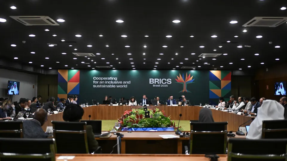 Reunião dos BRICS arranca com reforma das instituições e guerras na agenda