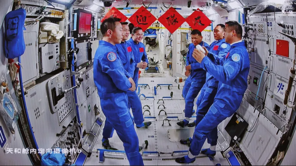Três astronautas chineses regressam à Terra após seis meses no espaço