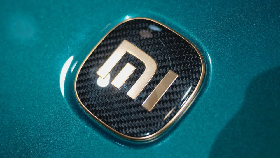 Carro da Xiaomi incendiou-se e condutor morreu preso no interior