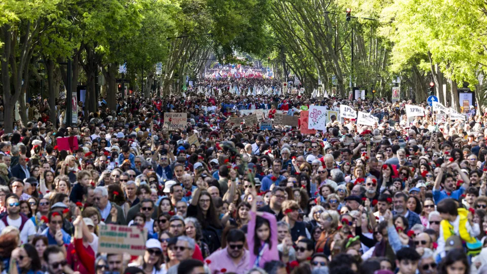 Esquerda destaca mobilização no 25 de Abril como "lição" ao Governo