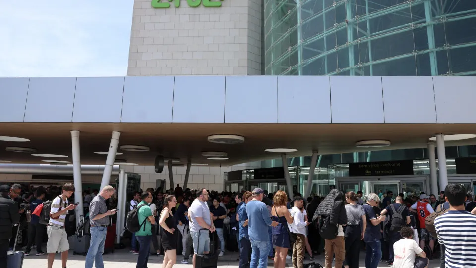 Condicionamento do aeroporto de Lisboa deixa milhares na rua