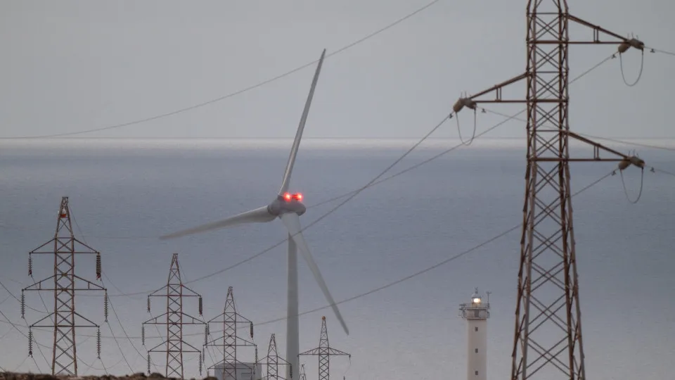 Troca comercial de energia entre Portugal e Espanha parada por precaução