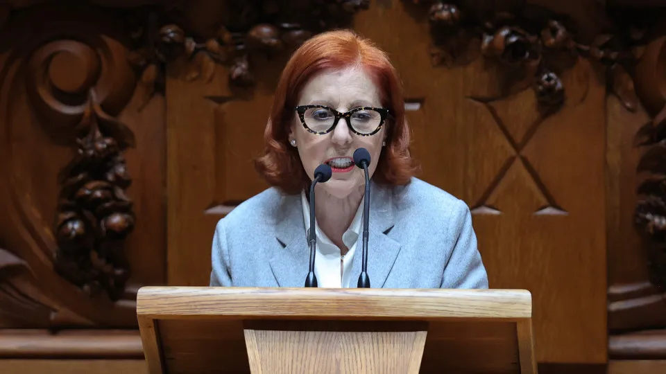 Apagão? Ministra diz que não falou mais cedo por estar "a trabalhar"
