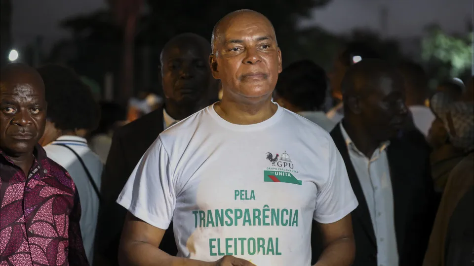 Deputados da UNITA em noite de vigília "exigem" liberdade de imprensa e transparência eleitoral