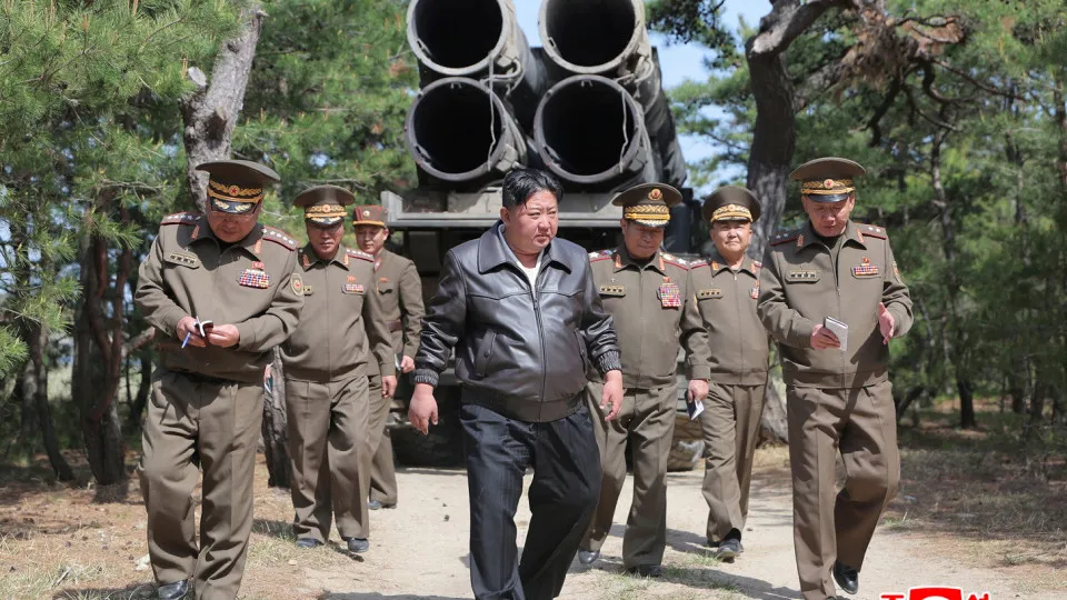 Líder norte-coreano supervisiona exercício de contra-ataque nuclear
