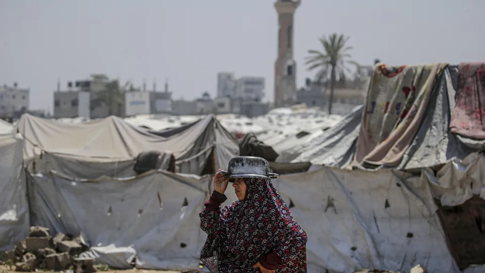 Displaced Palestinians collect donated food in Jabalia, northern Gaza